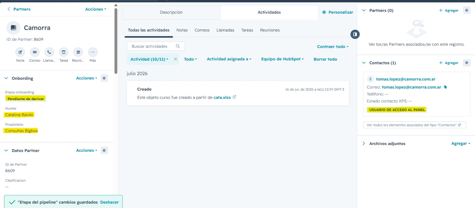 Ficha del Partner con Etapa onboarding en Pendiente de derivar, Hunter, Propietario y un contacto con la etiqueta Usuario de acceso al panel